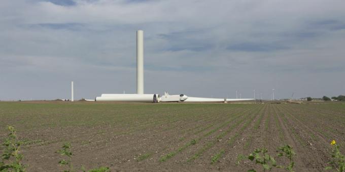 лопатки на вятърна турбина кули строителство на двигатели Уиласи окръг земеделие поле Реймъндвил Тексас