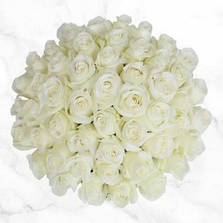 50-стволови бели рози