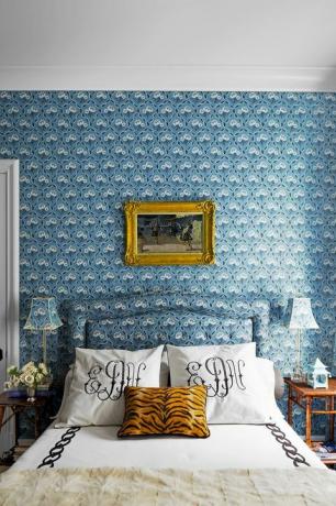 синя спалня със съвпадащи щампи