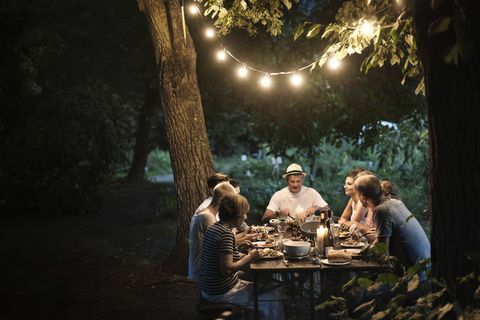 Градинско осветление над маса за хранене на открито - приятели