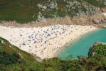 Феновете на Poldark призовават да избягват тези две корнишски плажове поради пренаселеност