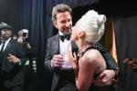 Лейди Гага, Брадли Купър Оскар представянето - Анализ на езика на тялото