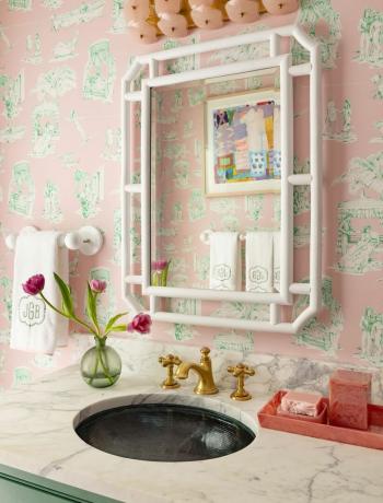 мивка с огледало и етажерка с цветя