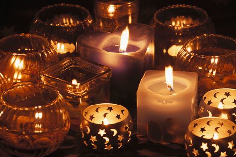 Свещи, запалени у дома