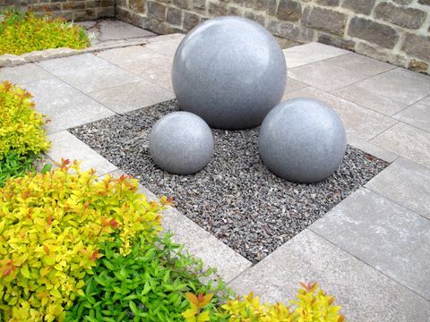 Градински дизайн с каменни топки
