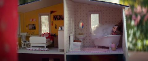 кукла къща с цветни стаи