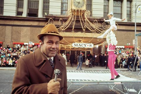 Джо Гараджиола говори в микрофон с акробати на заден план на парада на Деня на благодарността на Мейси през 1970 г.