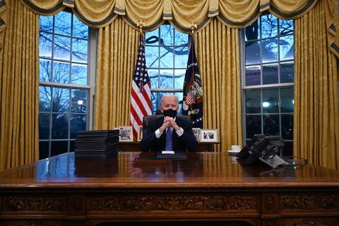 президентът Джо Биден в овалния кабинет в деня на встъпването в длъжност