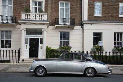 Винтидж Rolls Royce Silver Cloud автомобил, паркиран пред класическата архитектура в Белгравия Лондон