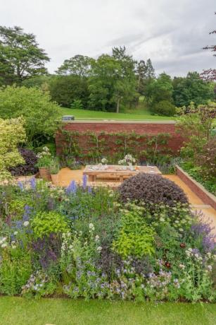 RHS Chatsworth Flower Show - градина Wedgwood, проектирана от Джейми Бътъруърт