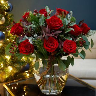Букет от рози от червено кадифе (Доставка от 1 декември 2021 г.)