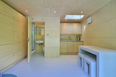 Модерна баня с дървени шкафове