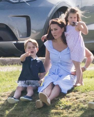 Принц Джордж и принцеса Шарлот Играйте с Кейт Мидълтън