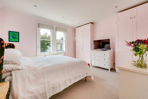 John's Hill Grove - Wandsworth - спалня - Savills