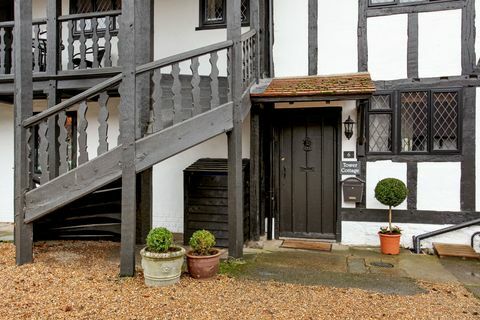 Къща за къщи - Surrey - врата - Fine & Country