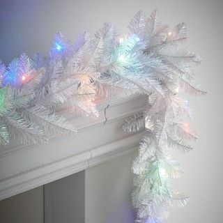 Предварително осветена бяла гирлянда с разноцветни светлини