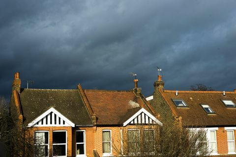 Заплашителни облаци над слънчеви къщи