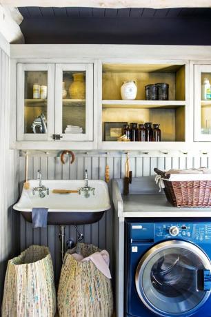 синьо перално помещение с монтирана на стената мивка за перално помещение