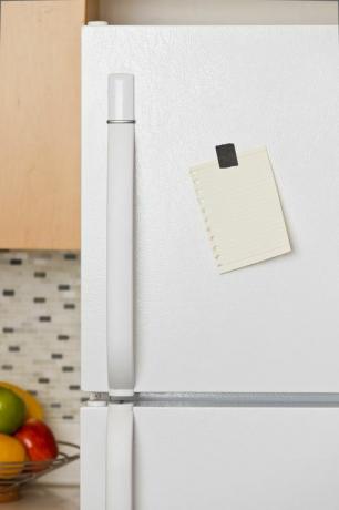 бял хладилник в кухнята