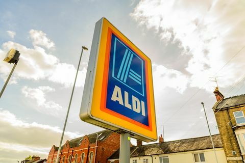 Вход с лого на Aldi в центъра на града в Нортхемптън