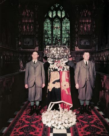 Мъже, стоящи от ковчега на крал Джордж VI