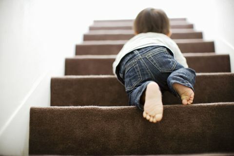 Бебето монтира стълбите, като пълзи