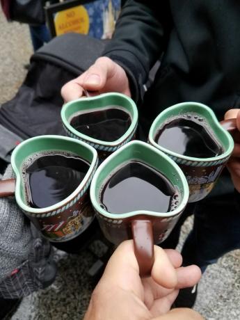 наслаждавайки се на glühwein в christkindlmarket Чикаго