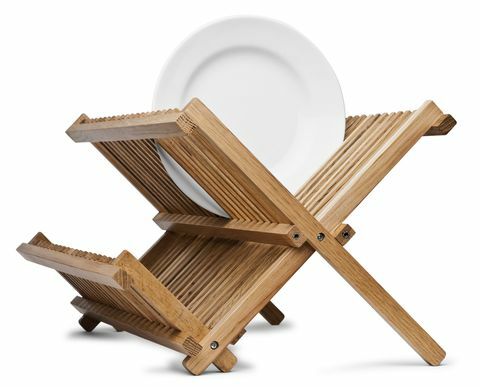 Бяла керамична чиния за хранене на дървена дъска за дренаж