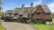 Розов дом, който е домакин на Елизабет Тейлър за продажба в Хертфордшир