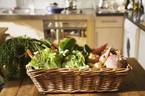 Зеленчуци в кошница на кухненска маса