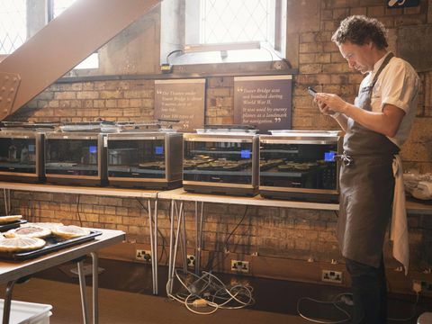 Том Китчин готви на алеята на Tower Bridge, използвайки само Panasonic Combination Microwaves 2