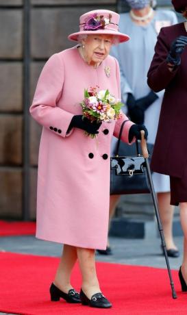 кралицата беше видяна да използва бастун в senedd през октомври миналата година