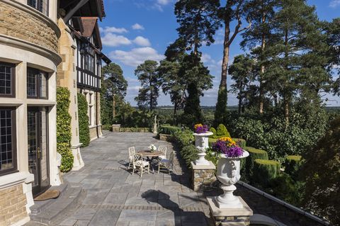 Имение Pinewood House за продажба в Oxshott, Surrey