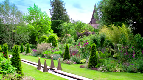 градината на алан титчмарш в дома му в Хампшир