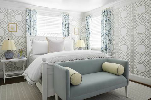 спалня за гости, синя седалка, сини и бели флорални завеси
