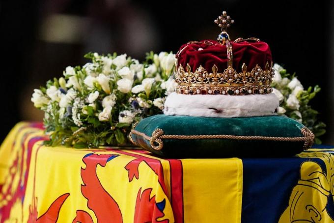 короната на Шотландия стои върху ковчега на кралица Елизабет II в катедралата Сейнт Джайлс в Единбург на 12 септември 2022 г., по време на служба в знак на благодарност за нейния живот опечалените ще получат в понеделник първата възможност да отдадат почит пред ковчега на кралица Елизабет II, както лежи в единбургска катедрала, където крал Чарлз iii ще ръководи бдение снимка от Джейн Барлоу басейн afp снимка от Джейн Барлоупулаф чрез Гети изображения