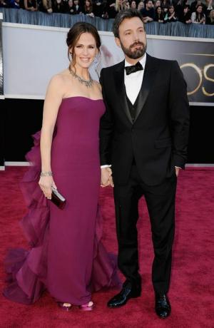 Холивуд, около 24 февруари актрисата Дженифър Гарнър Л и актьорът режисьор Бен Афлек пристигат на Оскарите в Холивуд Хайленд център на 24 февруари 2013 г. в Холивуд, Калифорния снимка от Стив granitzwireimage