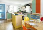Тази многоцветна кухня е напомняне, че нашите жизнени пространства могат да бъдат функционални и забавни