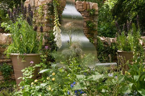 Градината на любителя на поезия. Проектиран от: Fiona Cadwallader RHS Chelsea Flower Show 2017