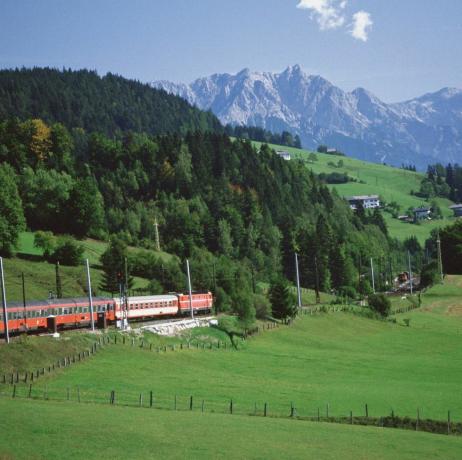 Влак минаващ през хълм, Инсбрук, Австрия