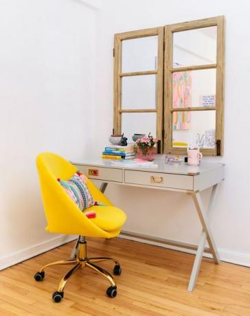 жълт стол, бюро