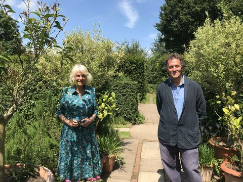 херцогинята на Cornwall в Херефордшир със световния водещ на bbc градинари Монти Дон