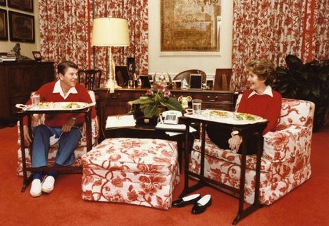 Роналд и Нанси Рейгън се наслаждават на ястия на сребърни телевизионни тави в Белия дом