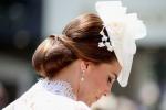 Кейт Мидълтън носи бяла дантела Александър Маккуин рокля в Кралския Аскот