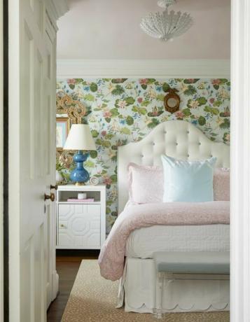 най -мрачната спалня, розово и бяло бельо, бяла нощна шкафче, флорални тапети