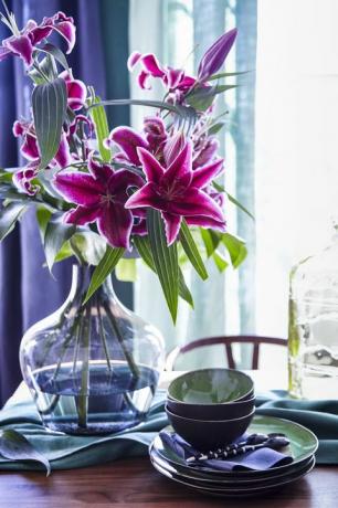 розови цветя във ваза на маса за хранене