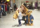Коледните мечки на летището в Хийтроу Дорис и Едуард Баир оживяха
