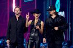 Звездата от „Йелоустоун“ Джен Ландън носи кожа от глава до пети за наградите CMT