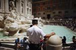 Кметът на Рим Вирджиния Раджи забранява да се хранят и пият близо до исторически фонтани
