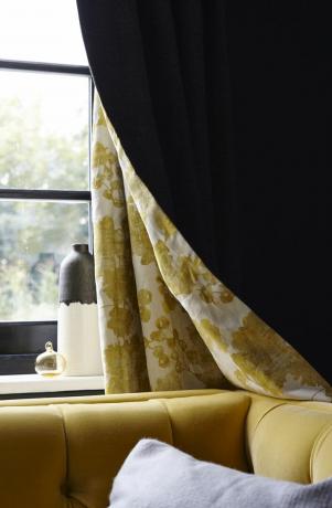 есенни нюанси – завеса за хола, преметната върху жълт диван